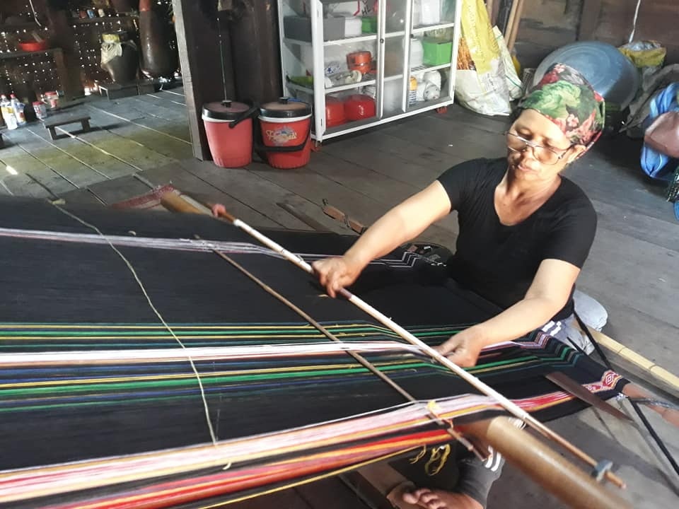 Giữ niềm đam mê với nghề dệt thổ cẩm.