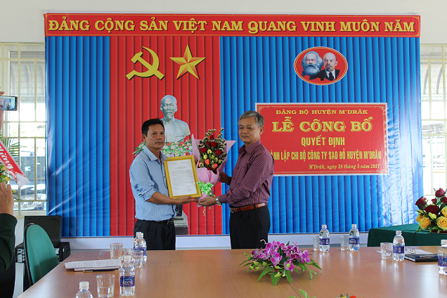 Công bố quyết định thành lập chi bộ Công ty sao đỏ huyện M’Đrắk