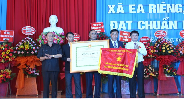 Lễ công bố xã Ea Riêng đạt chuẩn nông thôn mới