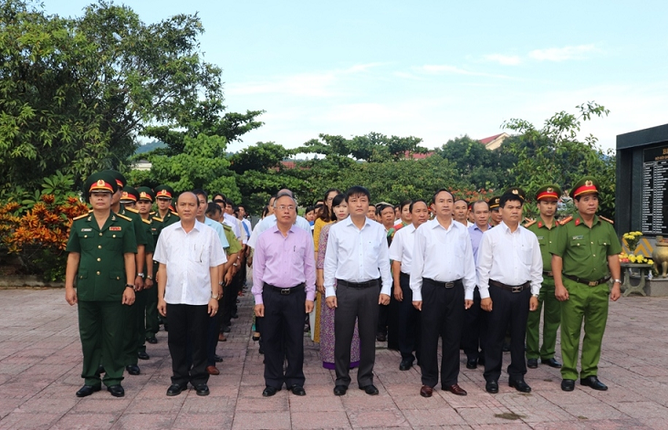 Huyện M’Drắk tổ chức Lễ viếng Nghĩa trang Liệt sỹ