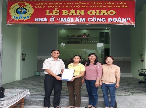 Liên đoàn lao động huyện M'Drắk bàn giao nhà ở Mái ấm công đoàn cho đoàn viên có hoàn cảnh khó khăn