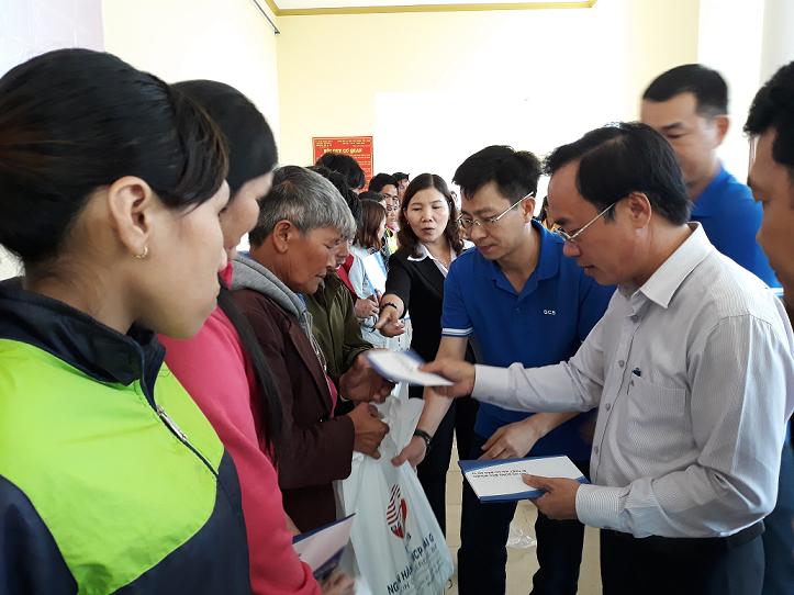 Tặng quà cho những hộ khó khăn gặp thiệt hại sau cơn bão số 12