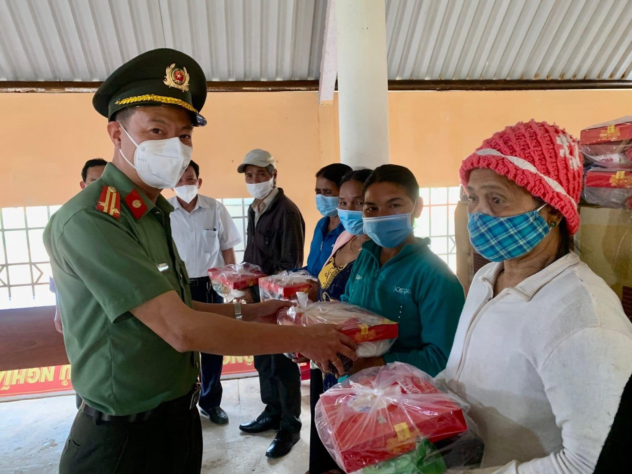 Công an huyện và Công ty TNHH MTV cà phê 715A tặng quà Tết cho buôn kết nghĩa