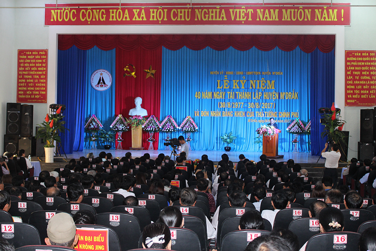 Huyện M’Drắk tổ chức Lễ kỷ niệm 40 năm ngày tái thành lập (30/8/1977-30/8/2017) 
