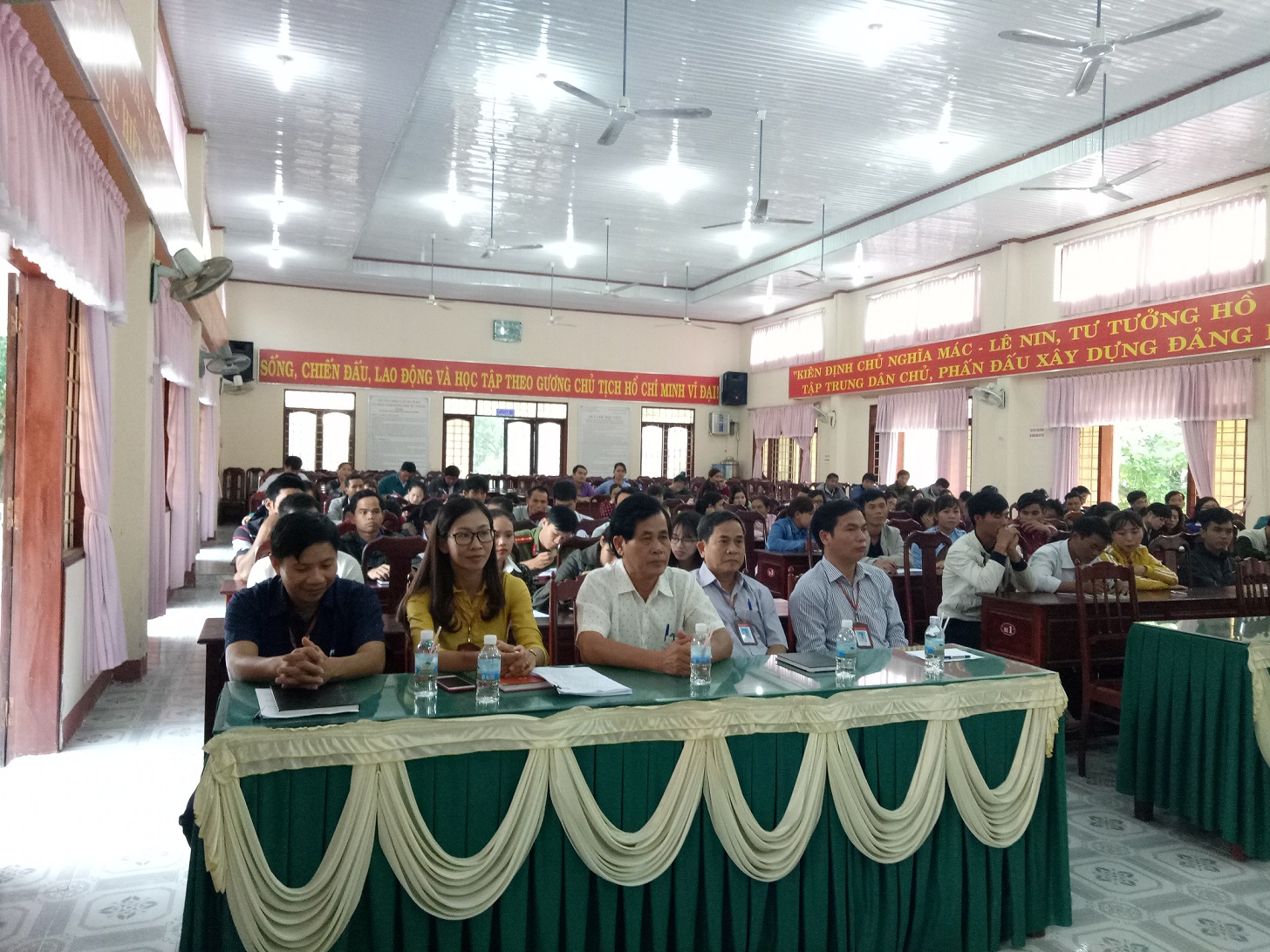 Huyện M'Drắk mở lớp bồi dưỡng lý luận chính trị dành cho đối tượng kết nạp Đảng khóa III năm 2017.