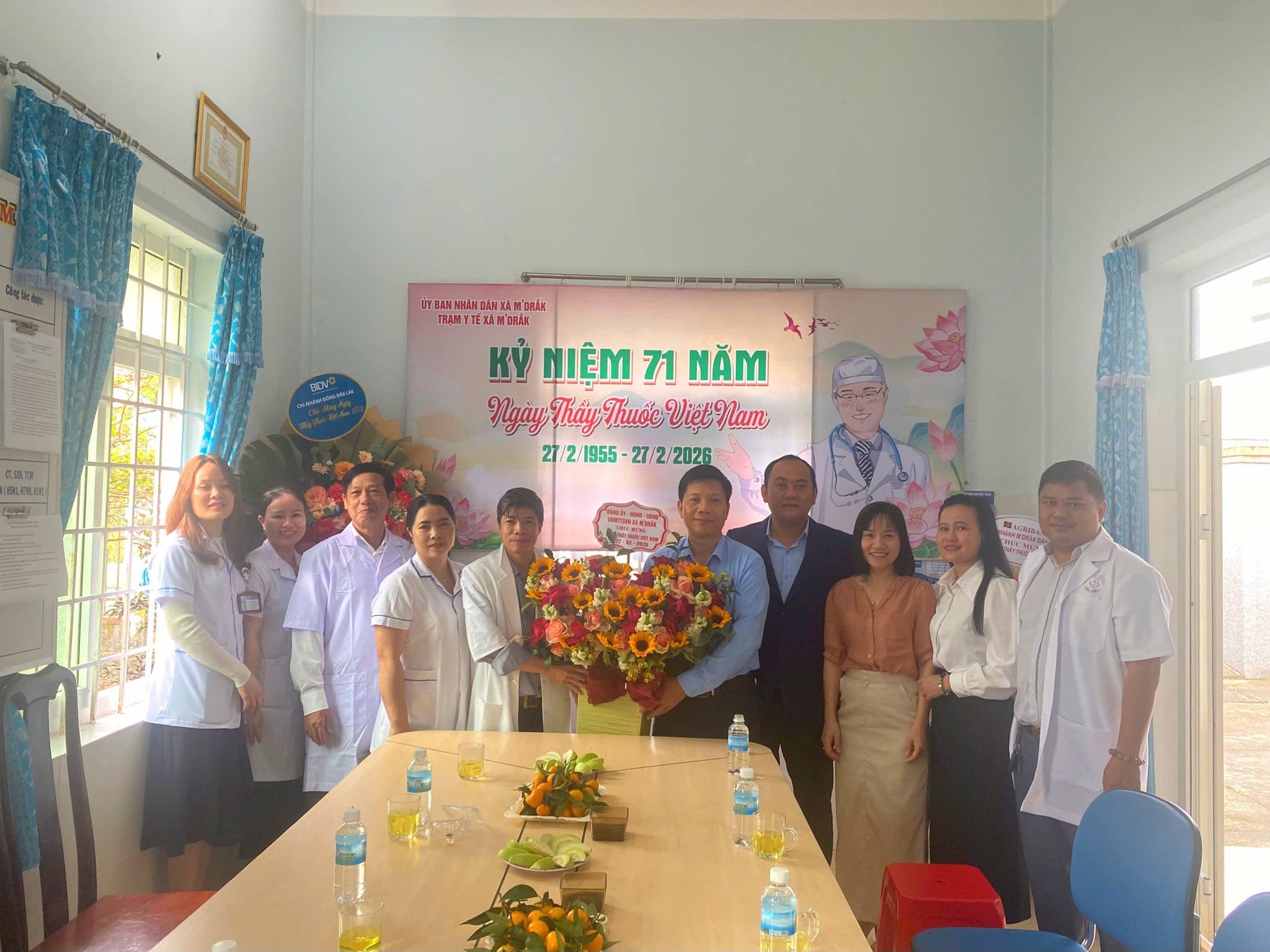 Lãnh đạo xã M’Drắk chúc mừng ngành Y tế nhân Ngày thầy thuốc Việt Nam 27/2