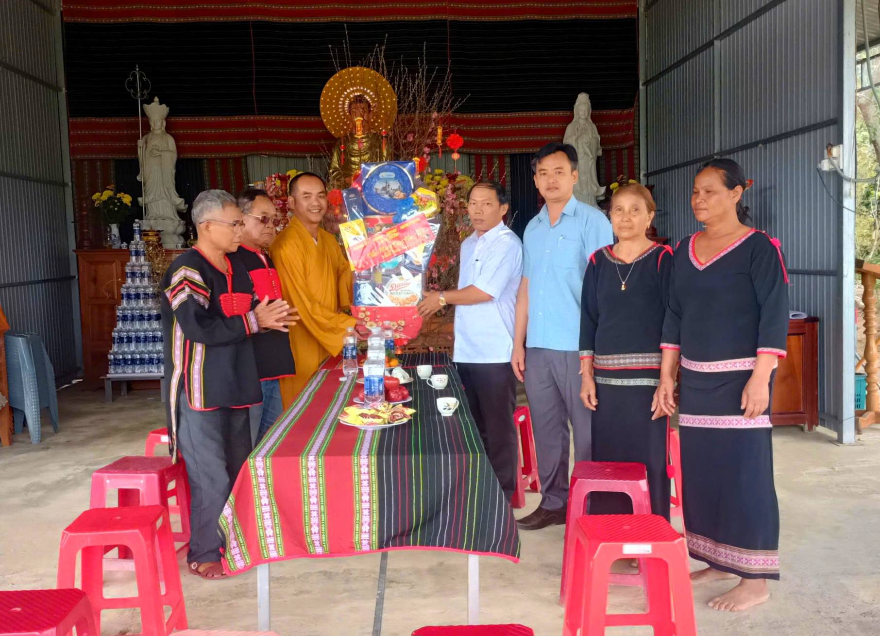 Lãnh đạo Xã M’Drắk thăm, tặng quà Tết các cơ sở tôn giáo nhân dịp Tết nguyên đán Bính Ngọ năm 2026.