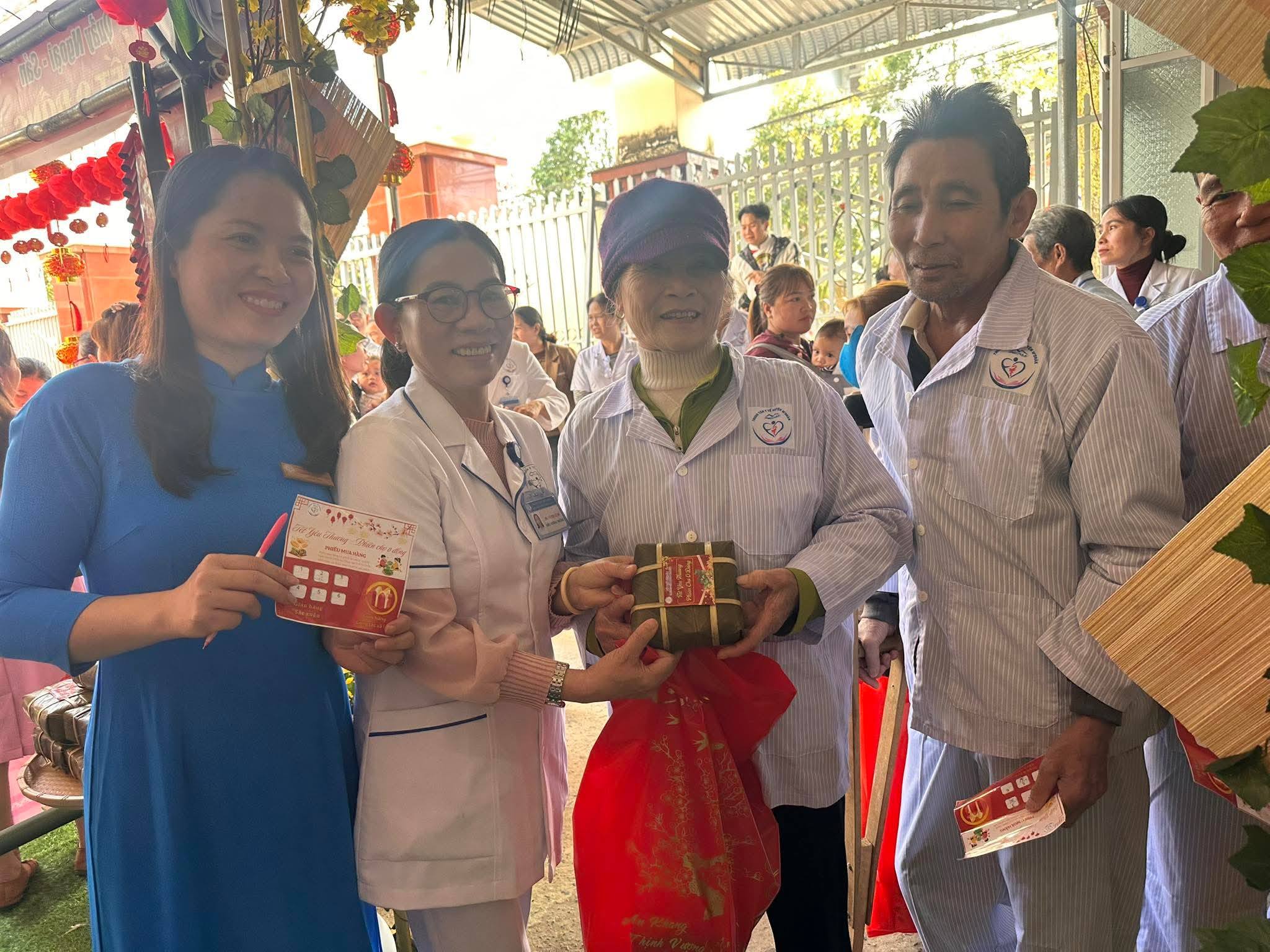 Trung tâm Y tế M’Drắk tổ chức “Tết yêu thương – phiên chợ 0 đồng”