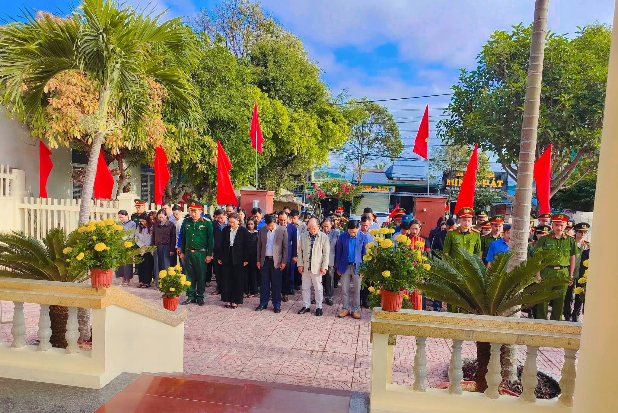 Xã M’Drắk: Dâng hương tại Nhà bia ghi danh các anh hùng liệt sĩ