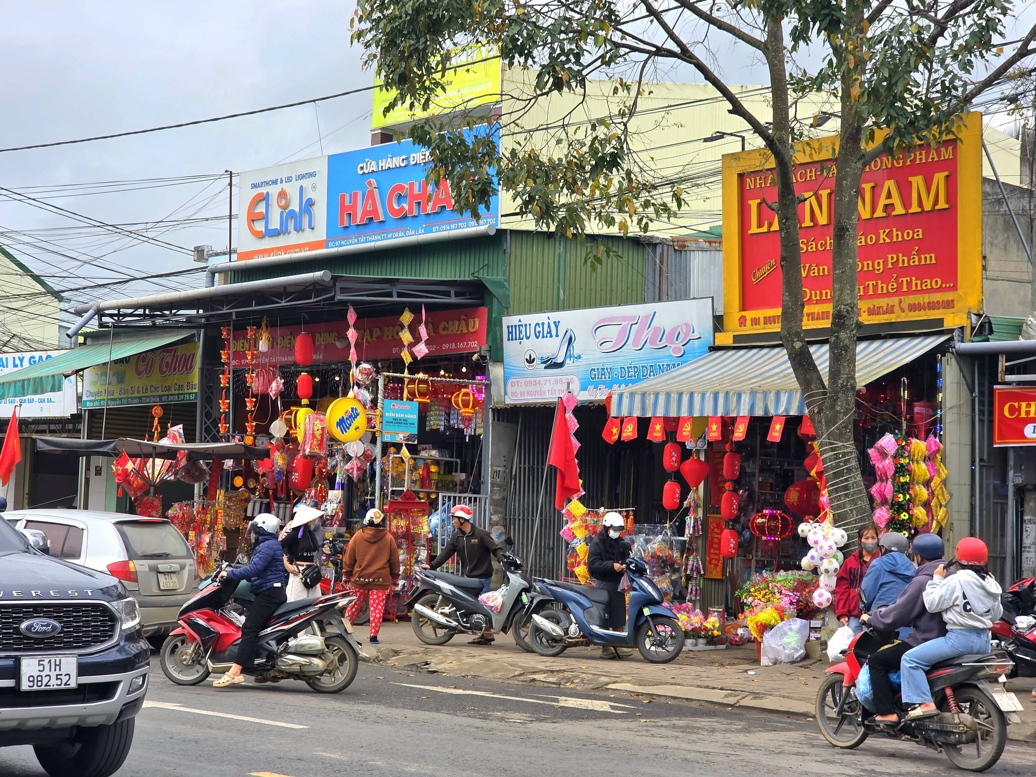 Không khí nhộn nhịp tại chợ Trung tâm xã M’Drắk dịp Tết Bính Ngọ 2026