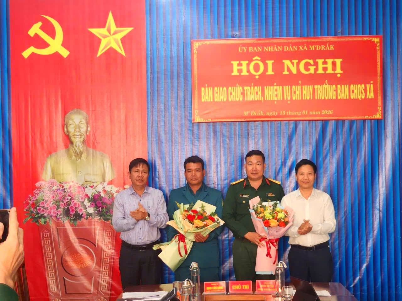 Hội nghị bàn giao chức trách, nhiệm vụ Chỉ huy trưởng Ban chỉ huy Quân sự Xã M’Drắk