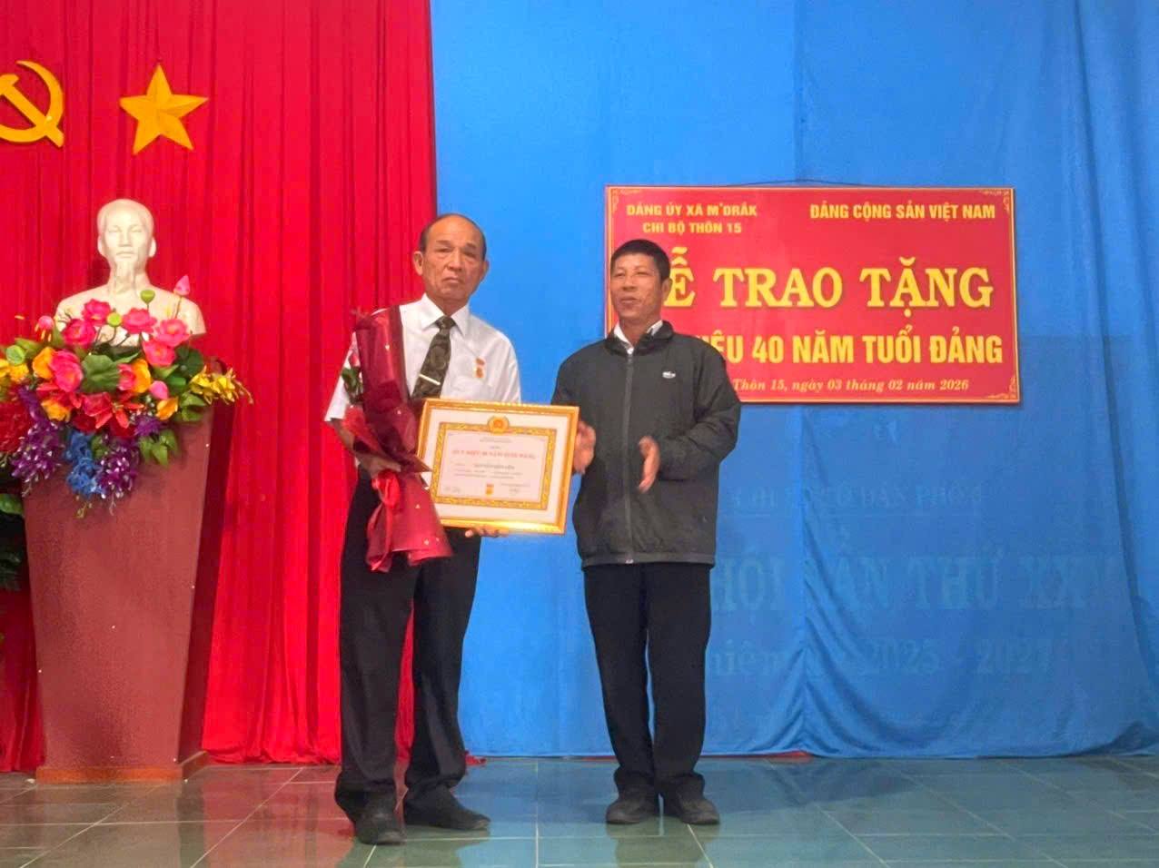 Xã M’Drắk: trao tặng Huy hiệu Đảng nhân Kỷ niệm 96 năm Ngày thành lập Đảng Cộng sản Việt Nam (3/2/1930 – 3/2/2026)